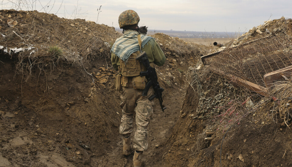 GRENSEN: En ukrainsk soldat langs grensen til områdene kontrollert av russiske separatister.