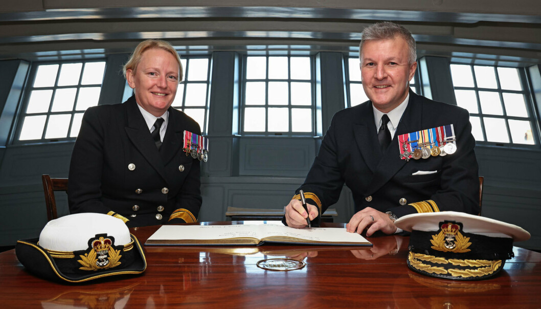 SEREMONI: Kontreadmiral Jude Terry og kontreadmiral Philip Hally ombord i HMS Victory.