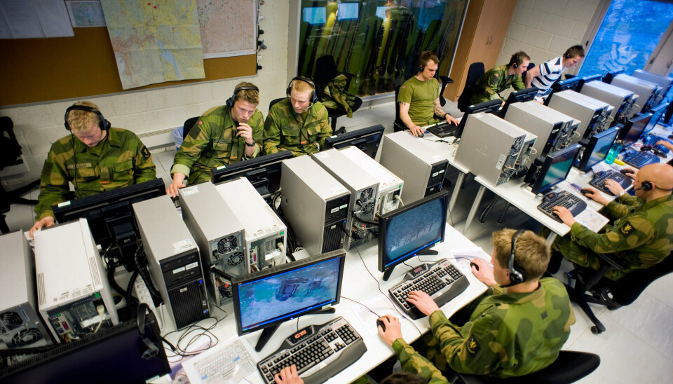 DATASPILL: Krigsskolen har brukt dataspill som simulerer krigssituasjoner som en del av undervisningen. Bildet er tatt i den forbindelse.