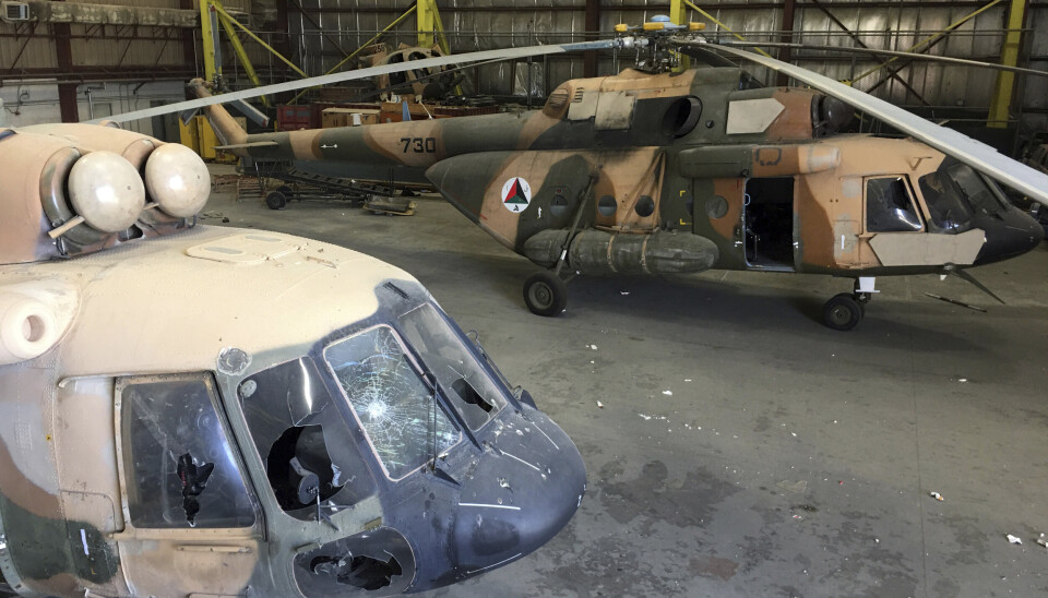 ØDELAGT: Skadde afghanske militærhelikoptre står parkert inne på Hamid Karzai internasjonale lufthavn etter Talibans maktovertakelse, i Kabul, Afghanistan, 5. september 2021. En nylig offentliggjort rapport viser at USA ble advart om det afghanske flyvåpenets store svakheter.