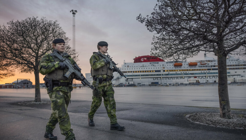 PATRULJE: Soldater fra Gotlands regiment patruljerte i Visby havn torsdag. Russlands mobilisering ved Ukrainas grense og den spente tonen mellom Russland og Nato har fått det svenske forsvaret til å øke sin synlige virksomhet, blant annet på Gotland. Forsvaret kaller det en beredskapsjustering.