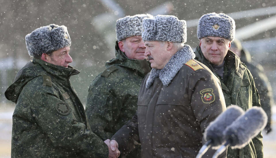 Hviterusslands president Aleksandr Lukasjenko (nr. 2 fra høyre) tilbød i november Russland å stasjonere atomvåpen i landet dersom Nato utplasserer atomvåpen i Polen. Hviterusslands president Aleksandr Lukasjenko (nr. 2 fra høyre) tilbød i november Russland å stasjonere atomvåpen i landet dersom Nato utplasserer atomvåpen i Polen.