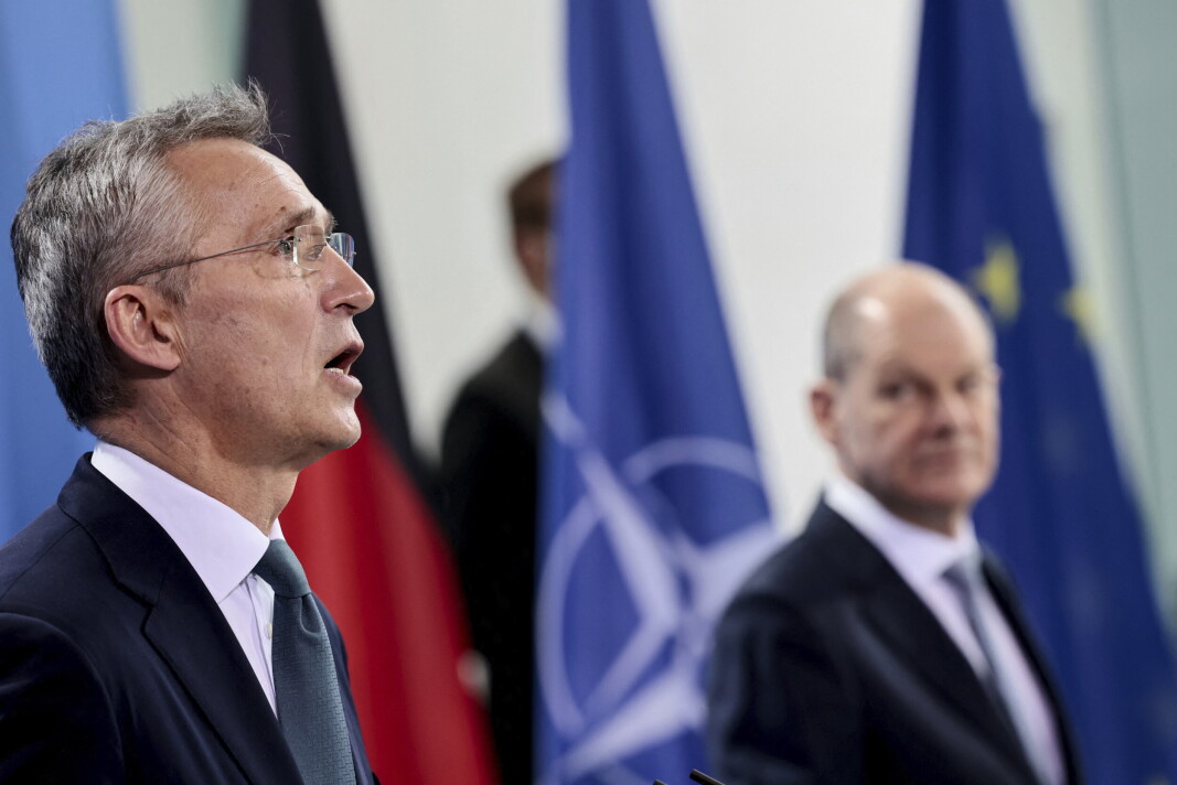 FIRER IKKE: Natos generalsekretær Jens Stoltenberg inviterer til nye møter mellom Natos medlemsland og Russland, men gjør det klart at alliansen ikke vil fire på sine prinsipper. Han møtte den tyske statsministeren Olaf Scholz (i bakgrunnen) tirsdag. FIRER IKKE: Natos generalsekretær Jens Stoltenberg inviterer til nye møter mellom Natos medlemsland og Russland, men gjør det klart at alliansen ikke vil fire på sine prinsipper. Han møtte den tyske statsministeren Olaf Scholz (i bakgrunnen) tirsdag.