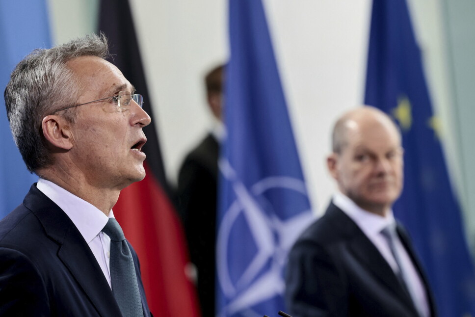 FIRER IKKE: Natos generalsekretær Jens Stoltenberg inviterer til nye møter mellom Natos medlemsland og Russland, men gjør det klart at alliansen ikke vil fire på sine prinsipper. Han møtte den tyske statsministeren Olaf Scholz (i bakgrunnen) tirsdag.