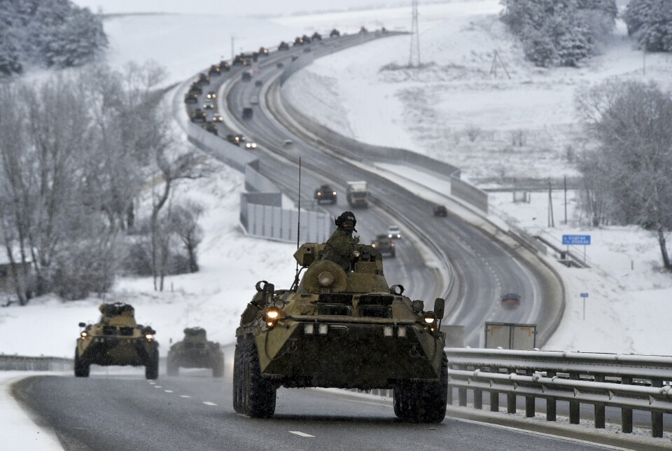 KRIM: En kolonne med russiske pansrede kjøretøyer langs en hovedvei på Krim-halvøya torsdag.
