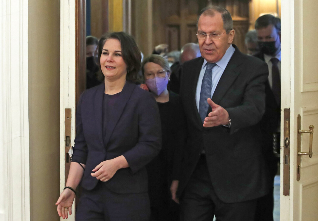 GODT FORHOLD: Russlands utenriksminister Sergej Lavrov og Tysklands utenriksminister Annalena Baerbock er enige om at det er viktig å ha et godt forhold mellom deres to land. Baerbock vil gjerne ha samtaler om Ukraina, men Lavrov etterlyser svar på sine krav. GODT FORHOLD: Russlands utenriksminister Sergej Lavrov og Tysklands utenriksminister Annalena Baerbock er enige om at det er viktig å ha et godt forhold mellom deres to land. Baerbock vil gjerne ha samtaler om Ukraina, men Lavrov etterlyser svar på sine krav.