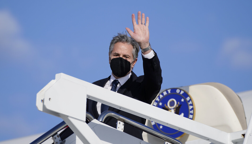 BON VOYAGE: Utenriksminister Antony Blinken vinker til kamera like før han boarder flyet sitt til Kiev. BON VOYAGE: Utenriksminister Antony Blinken vinker til kamera like før han boarder flyet sitt til Kiev.