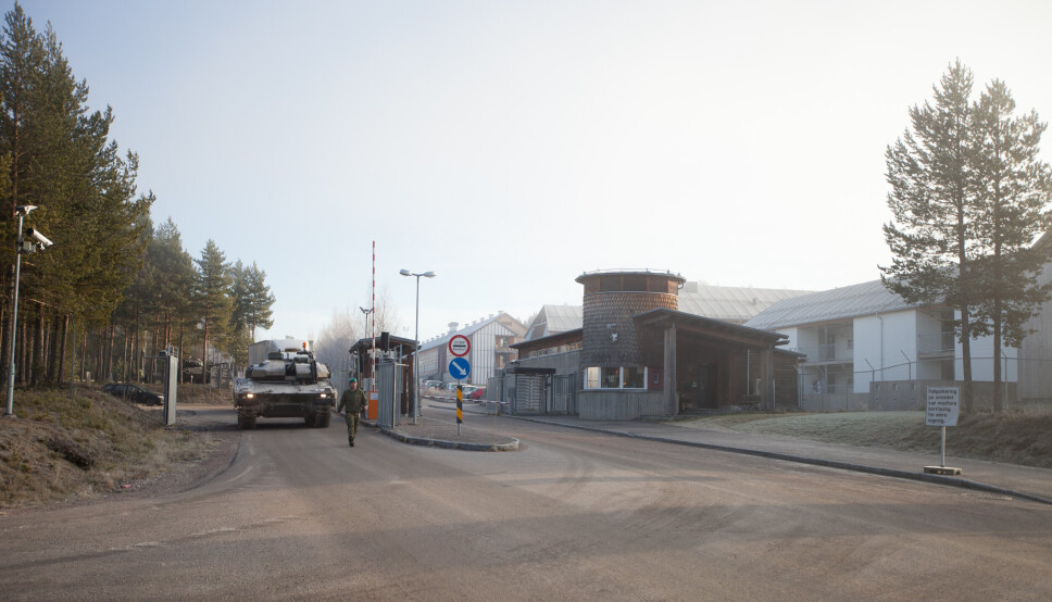 Utbrudd: 60 personer er koronasmittet på etter utbrudd i Rena leir. Dette bildet er fra porten til leiren.