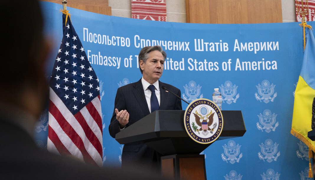 FREMME I KIEV: USAs utenriksminister Antony Blinken på talerstolen etter å ha hilst på de ansatte ved den amerikanske ambassaden i Kiev onsdag. FREMME I KIEV: USAs utenriksminister Antony Blinken på talerstolen etter å ha hilst på de ansatte ved den amerikanske ambassaden i Kiev onsdag.