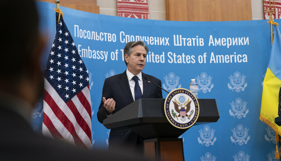 FREMME I KIEV: USAs utenriksminister Antony Blinken på talerstolen etter å ha hilst på de ansatte ved den amerikanske ambassaden i Kiev onsdag.