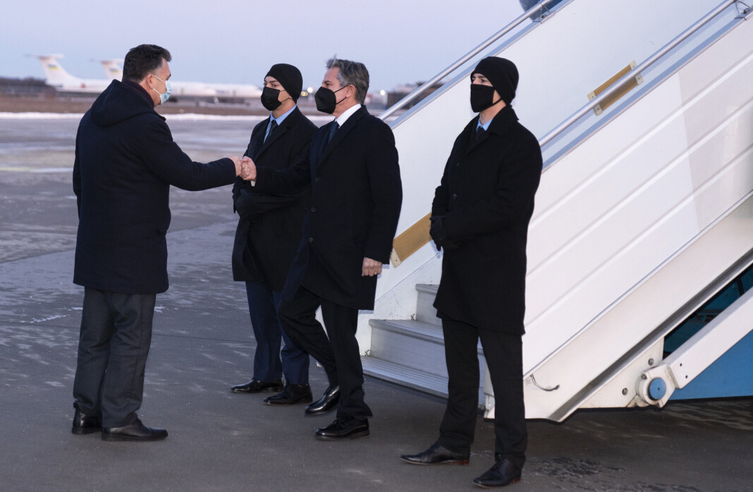 VELKOMMEN: Antony Blinken ønskes velkommen av viseutenriksminster Dmytro Senik på Boryspil internasjonale lufthavn i Kiev. VELKOMMEN: Antony Blinken ønskes velkommen av viseutenriksminster Dmytro Senik på Boryspil internasjonale lufthavn i Kiev.
