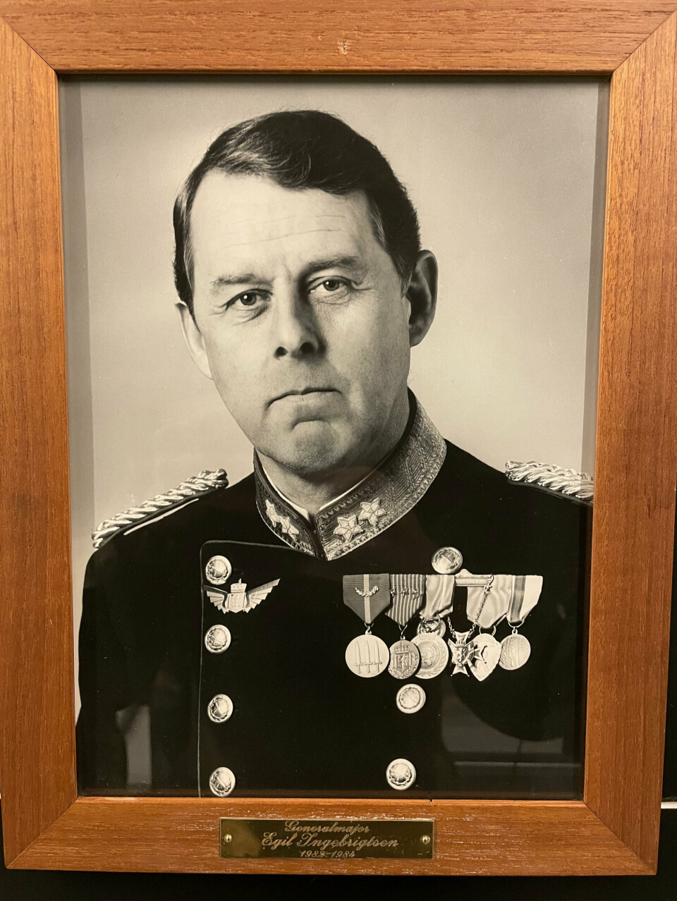 TIDLIGERE HÆRSJEF: Et bilde av daværende generalmajor Egil Ingebrigtsen henger i Hærstabens lokaler på Bardufoss, sammen med de andre som har hatt stillingen.
