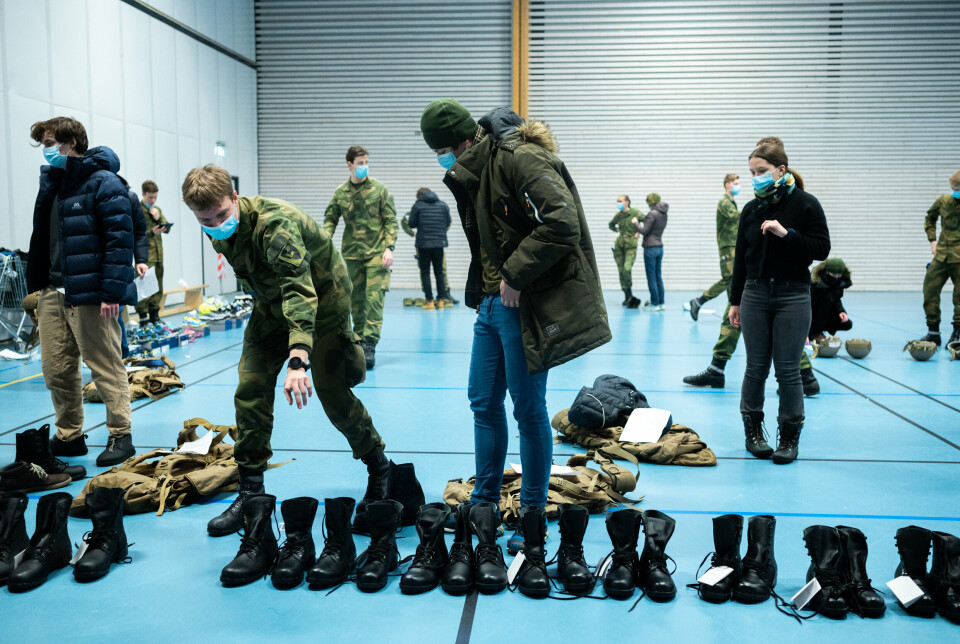 INNRYKK: Nye rekrutter prøver støvler under innrykk på Bardufoss i januar i år.