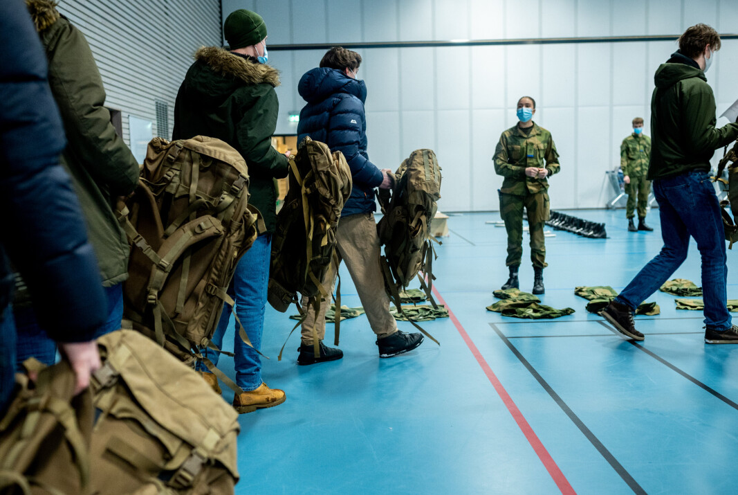 UTLEVERING AV PBU: Vernepliktige på Bardufoss får utlevert personlig bekledning og utrustning (PBU) som de trenger til sin tjeneste. Nå er det mulig at de nye vernepliktige til høsten kommer til å mangle nødvendig PBU. Bildet er tatt 20.01.2022. UTLEVERING AV PBU: Vernepliktige på Bardufoss får utlevert personlig bekledning og utrustning (PBU) som de trenger til sin tjeneste. Nå er det mulig at de nye vernepliktige til høsten kommer til å mangle nødvendig PBU. Bildet er tatt 20.01.2022.