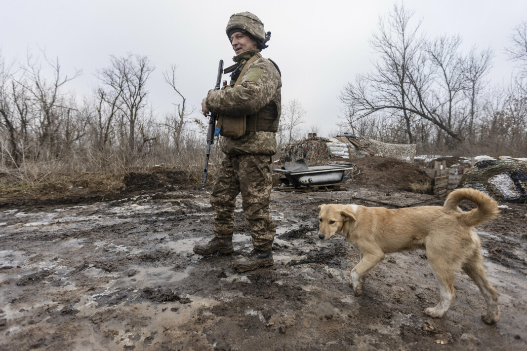 VED FRONTEN: En ukrainsk soldat ved fronten mellom regjerings-kontrollerte områder og separatister i Donetsk.