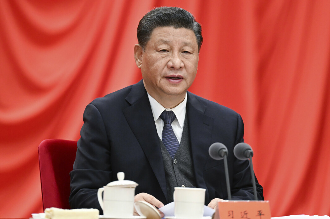 TVANG: Den kinesiske presidenten Xi Jinping. Kinesiske myndigheter har i flere år tvunget tusenvis av kinesiske til å flytte hjem, ifølge en ny rapport.