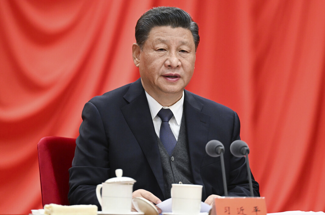 TVANG: Den kinesiske presidenten Xi Jinping. Kinesiske myndigheter har i flere år tvunget tusenvis av kinesiske til å flytte hjem, ifølge en ny rapport. TVANG: Den kinesiske presidenten Xi Jinping. Kinesiske myndigheter har i flere år tvunget tusenvis av kinesiske til å flytte hjem, ifølge en ny rapport.