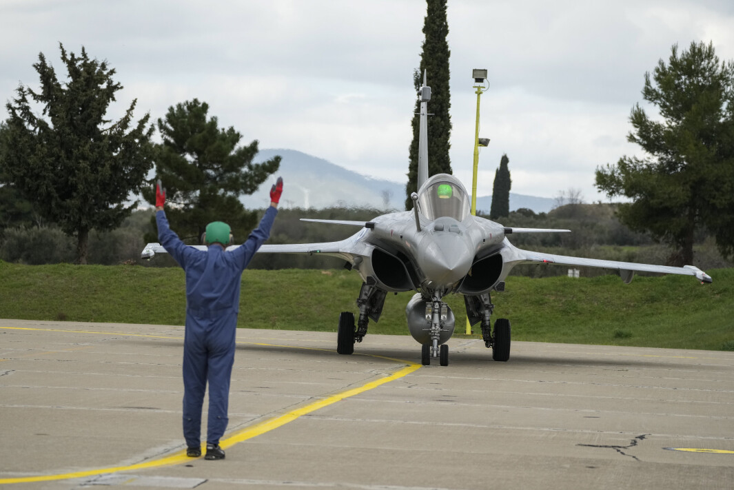 MILLIARDAVTALE: Bakkemannskap dirigerer et Rafale-jetfly ved Tanagra militærflybase, omtrent 82 kilometer nord for Athen, Hellas, onsdag 19. januar 2021. Seks avanserte Rafale-jetfly kjøpt fra det franske luftvåpenet ble overlevert Onsdag til de greske væpnede styrkene - den første store leveransen som ble resultatet av forsvarsavtaler på flere milliarder euro inngått med Paris i fjor. MILLIARDAVTALE: Bakkemannskap dirigerer et Rafale-jetfly ved Tanagra militærflybase, omtrent 82 kilometer nord for Athen, Hellas, onsdag 19. januar 2021. Seks avanserte Rafale-jetfly kjøpt fra det franske luftvåpenet ble overlevert Onsdag til de greske væpnede styrkene - den første store leveransen som ble resultatet av forsvarsavtaler på flere milliarder euro inngått med Paris i fjor.