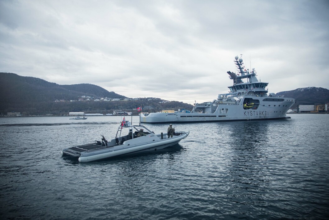 I NÆRHETEN: Kystvaktskipet KV Harstad satt kurs mot fartøyet i trøbbel. Her er hun avbildet under en tidligere øvelse. I NÆRHETEN: Kystvaktskipet KV Harstad satt kurs mot fartøyet i trøbbel. Her er hun avbildet under en tidligere øvelse.