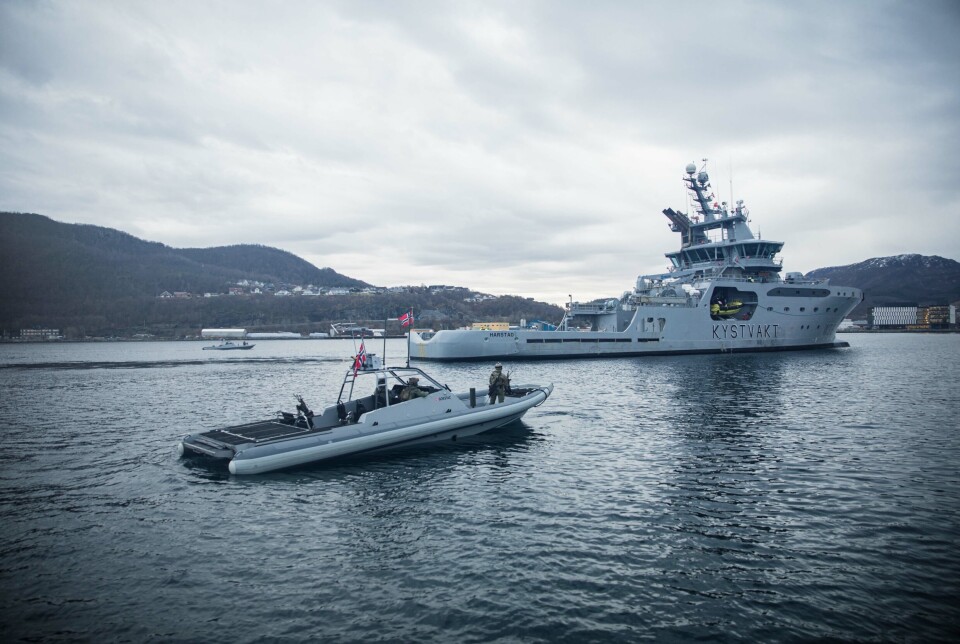 I NÆRHETEN: Kystvaktskipet KV Harstad satt kurs mot fartøyet i trøbbel. Her er hun avbildet under en tidligere øvelse.