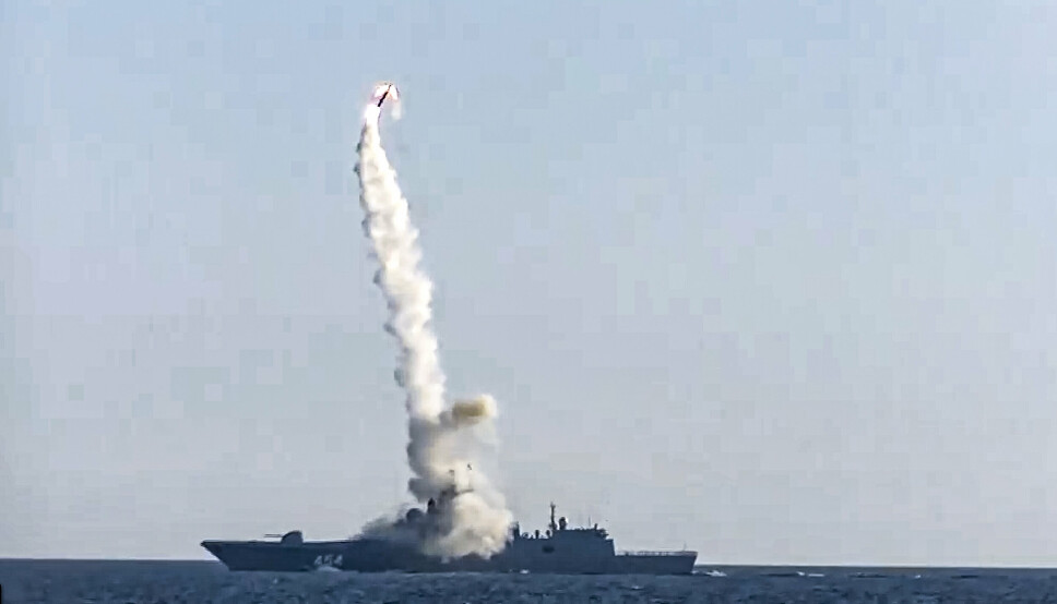 TEST: Den russiske fregatten Admiral Gorshkov under en våpentest 19. juli 2021.