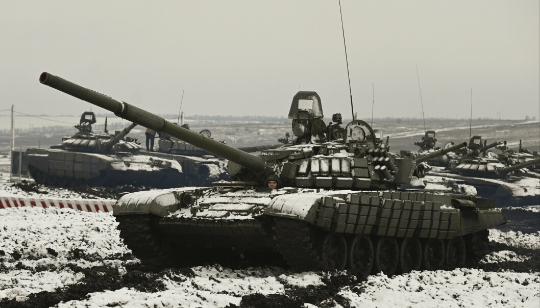 GRENSEN: Russiske stridsvogner i Kadamovskij-området, rundt 80 kilometer øst for grensa til Ukraina.