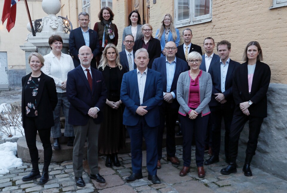 FØRSTE MØTE: Forsvarskommisjonen, med Knut Storberget i spissen, avbildet på trappene til Den gamle krigsskolen.