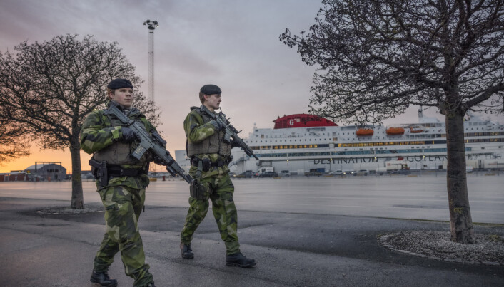 VISBY: Soldater fra Gotlands regiment patruljerte i Visby havn torsdag.
