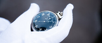 PRESIS: Saluttskuddene avfyres med fem sekunders mellomrom. Denne klokken fra andre verdenskrig, holder kontroll på tiden.