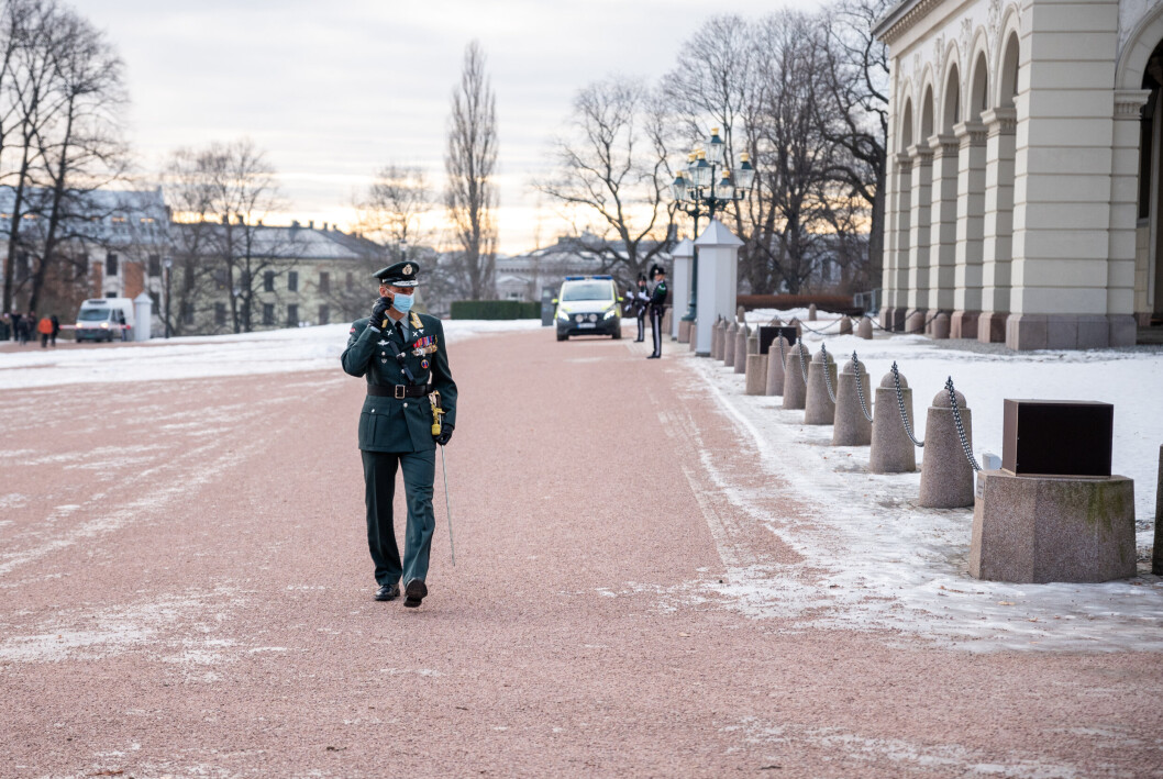 AUDIENS: Forsvarssjef Eirik Kristoffersen var en av en håndfull representanter for ulike samfunnsaktører som fikk besøke prinsesse Ingrid Alexandra på 18-årsdagen. Han ga henne tre drømmedager - og slang på et fallskjermhopp. AUDIENS: Forsvarssjef Eirik Kristoffersen var en av en håndfull representanter for ulike samfunnsaktører som fikk besøke prinsesse Ingrid Alexandra på 18-årsdagen. Han ga henne tre drømmedager - og slang på et fallskjermhopp.