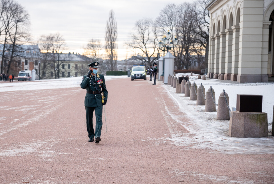 AUDIENS: Forsvarssjef Eirik Kristoffersen var en av en håndfull representanter for ulike samfunnsaktører som fikk besøke prinsesse Ingrid Alexandra på 18-årsdagen. Han ga henne tre drømmedager - og slang på et fallskjermhopp.