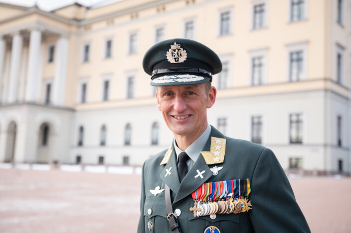 GRATULERTE 18-ÅRINGEN: Forsvarssjefen var innom på Slottet for å overlevere gaven til prinsessen. GRATULERTE 18-ÅRINGEN: Forsvarssjefen var innom på Slottet for å overlevere gaven til prinsessen.