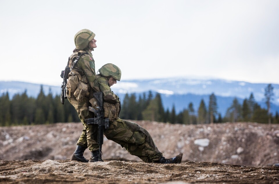 TUNGT: De fleste fysisk krevende arbeidsoppgavene i Forsvaret inkluderer flytting av ytre vekt, skriver kronikkforfatteren. Bildet er fra mestringsøvelse på Rena i 2017. TUNGT: De fleste fysisk krevende arbeidsoppgavene i Forsvaret inkluderer flytting av ytre vekt, skriver kronikkforfatteren. Bildet er fra mestringsøvelse på Rena i 2017.