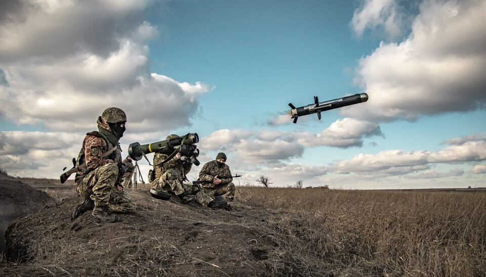 MISSILER: Ukrainske soldater bruker Javelin-missiler under en øvelse i Donetsk-regionen i desember 2021.