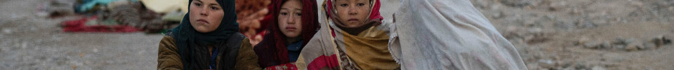 HUMANITÆR KRISE: Afghanske barn som har sovet utendørs i byen Herat dekker seg til med tepper.