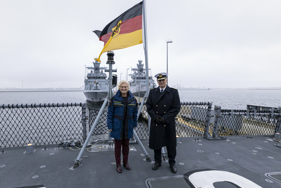 MØNSTRER AV: I fjor høst fikk Tysklands ferske forsvarsminister Christine Lambrecht en omvisning på fartøyene til viseadmiral Kay-Achim Schönbach. Nå mønstrer han av for godt.