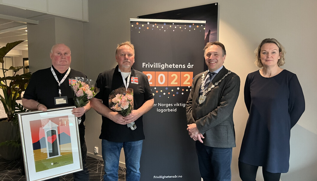 PRIS: Svenn Dahle og Arnstein Aasen Galåen fra Veteran Midt-Norge, samenn med fylkesordfører Tore O. Sandvik og leder for Hovedutvalg for kultur Bente Estil. PRIS: Svenn Dahle og Arnstein Aasen Galåen fra Veteran Midt-Norge, samenn med fylkesordfører Tore O. Sandvik og leder for Hovedutvalg for kultur Bente Estil.