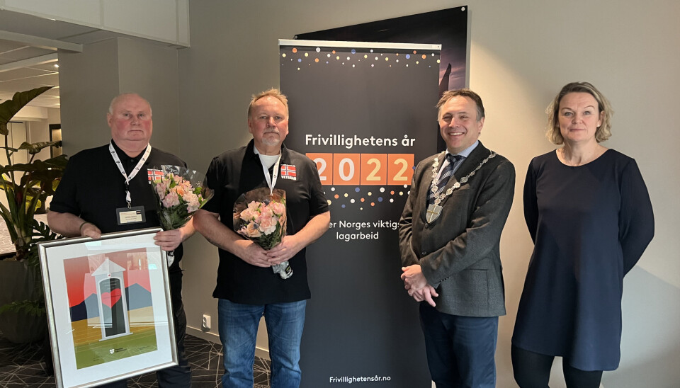 PRIS: Svenn Dahle og Arnstein Aasen Galåen fra Veteran Midt-Norge, samenn med fylkesordfører Tore O. Sandvik og leder for Hovedutvalg for kultur Bente Estil.