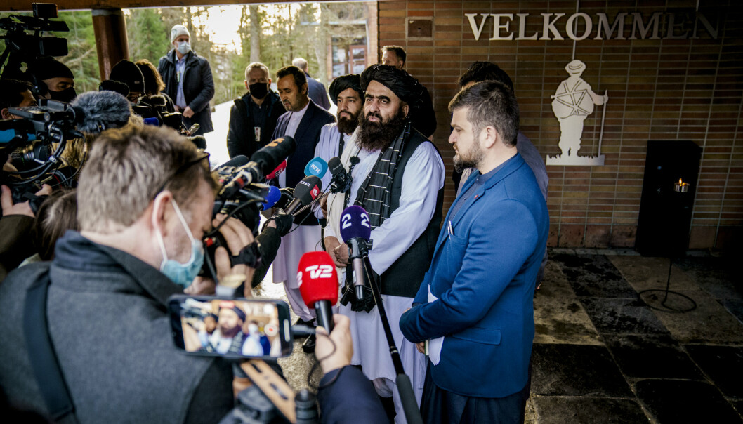 MØTTE PRESSEN: Talibans Amir Khan snakker til pressen etter mandagens møte med internasjonale spesialrepresentanter og representanter fra Taliban.