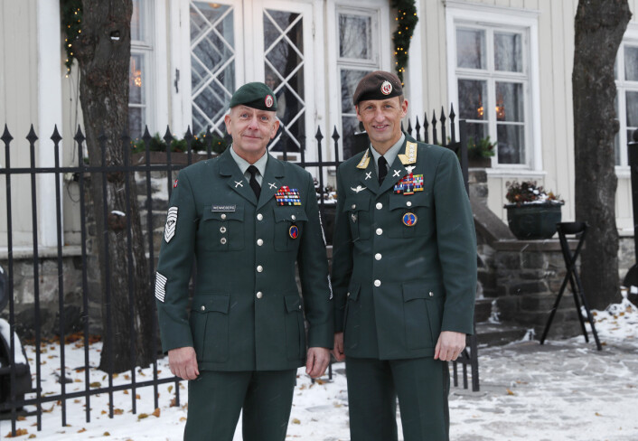 Rune Wenneberg, her sammen med forsvarssjef Eirik Kristoffersen, er god fornøyd med det nye uniformssystemet.