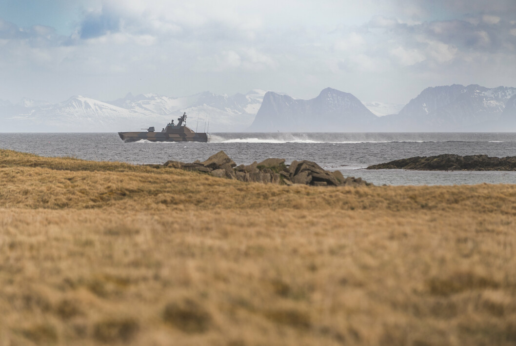 KYSTNÆR: Korvetten KNM Skjold patruljerer utenfor Andenes under øvelse Thunder Reindeer 2020.