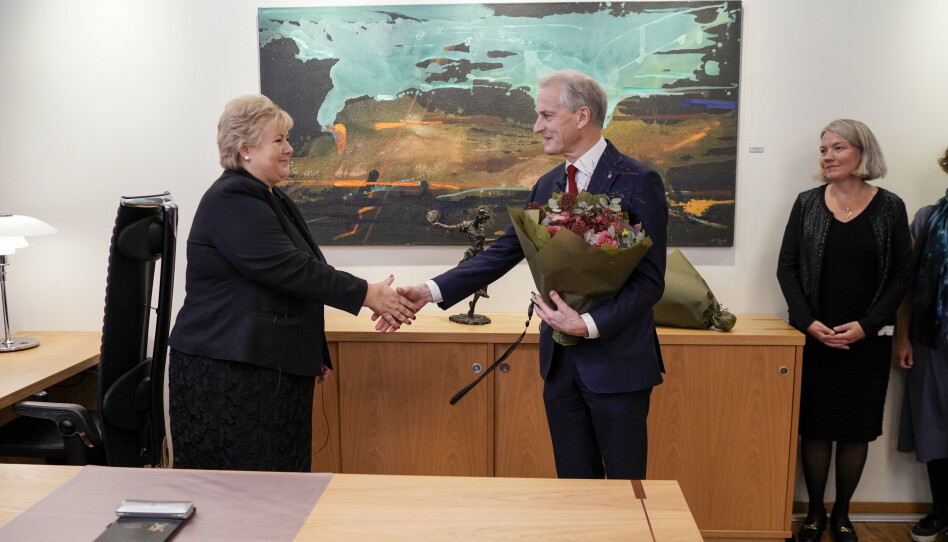 STATSMINISTRE: Avtroppende statsminister Erna Solberg (H) overrakk nøkkelen til statsministerens kontor til Jonas Gahr Støre i oktober i fjor. Det er ikke sikkert utelandske aktører var opptatt av hvem som ble valgvinner.