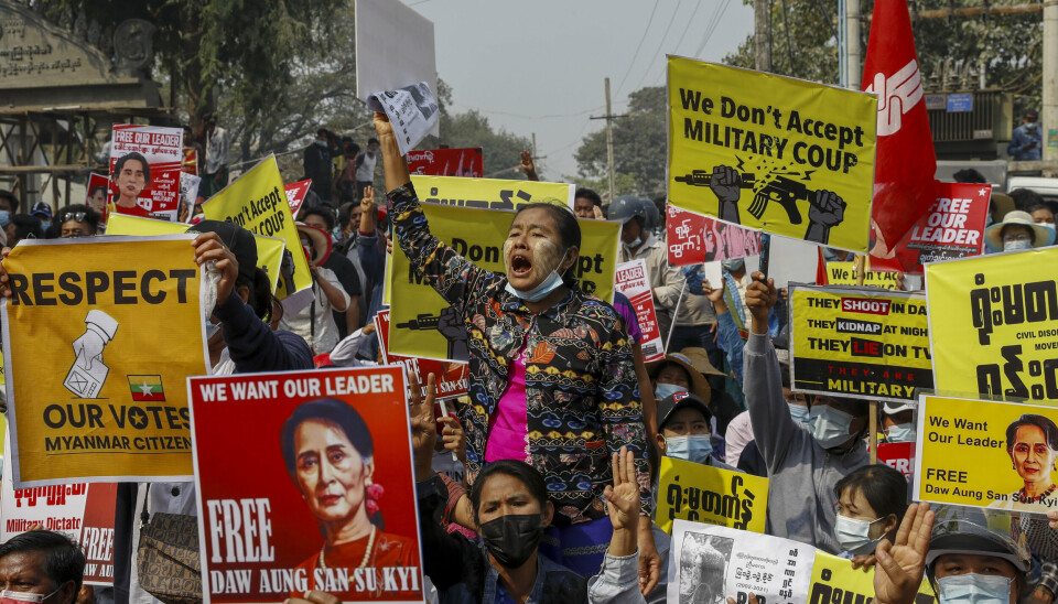 URO: Demonstranter viser sin misnøye med Myanmars arrestasjon av Aung San Suu Kyi.