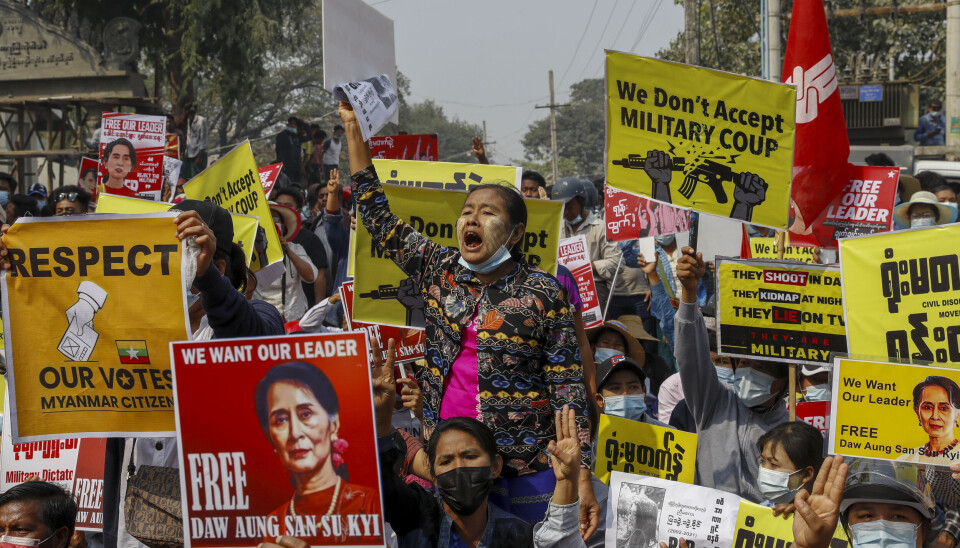 URO: Demonstranter viser sin misnøye med Myanmars arrestasjon av Aung San Suu Kyi.