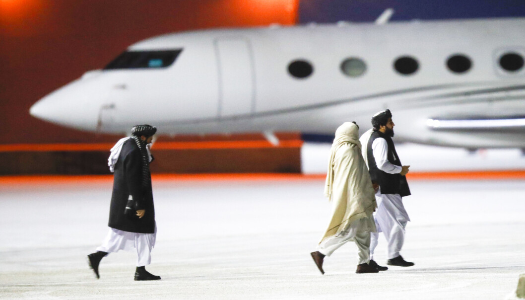 OSLO: Representanter for Taliban forlater Gardermoen etter å ha deltatt i møter på Soria Moria hotell i Oslo. OSLO: Representanter for Taliban forlater Gardermoen etter å ha deltatt i møter på Soria Moria hotell i Oslo.