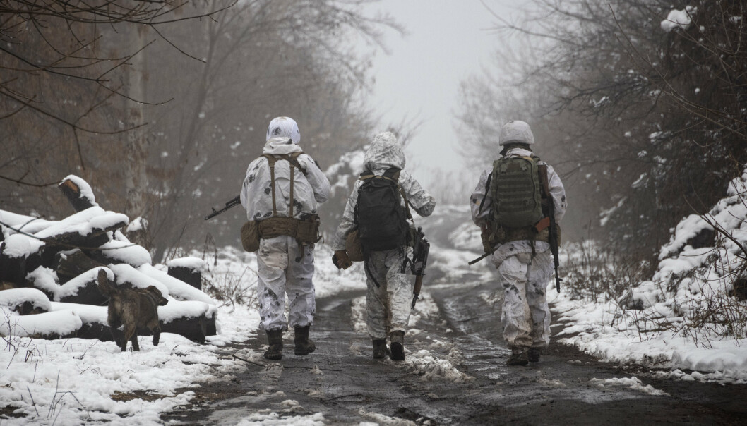 GRENSEVAKT: Ukrainske myndigheter forsøker å skape ro blant befolkningen, rundt situasjonen ved grensa til Russland. Bildet er fra 7. desember 2021 og viser ukrainske soldater som går ved grensa til Russland.