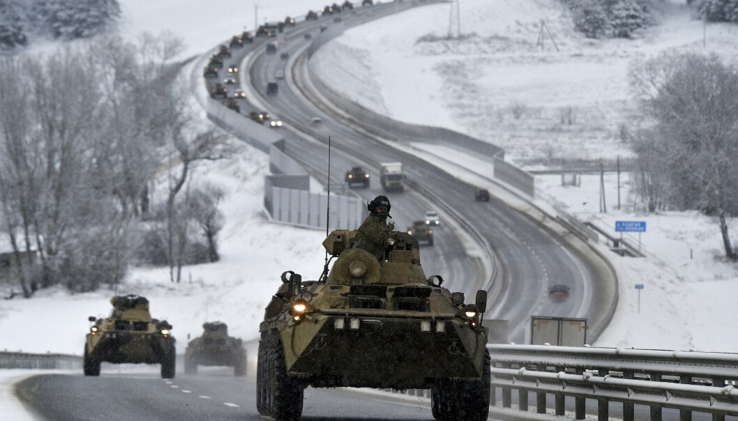 ALVOR: Vi skal ta situasjonen i Ukraina på alvor, skriver forsvarsminister Odd Roger Enoksen. Bildet viser russiske pansrede kjøretøy på en motorvei på Krim-halvøya.