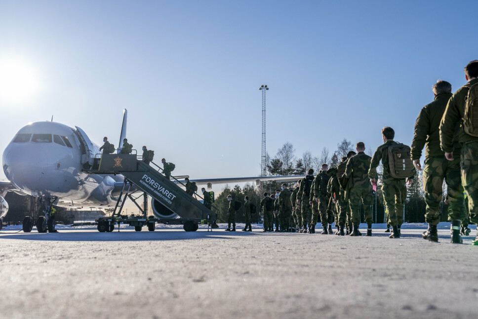 AVREISE: Norske soldater fra en tidligere kontingent på vei til Litauen fra den militære flyplassen på Gardermoen. Norge har til en hver tid rundt 150 soldater i landet, som er en del av NATOs bidrag i området.