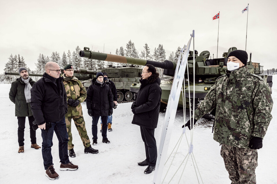 PRESENTASJONER: Aktørene fikk presentere sine stridsvogner for blant annet Forsvarsminister Odd-Roger Enoksen. Her av koreanske Hyundai Rotem.