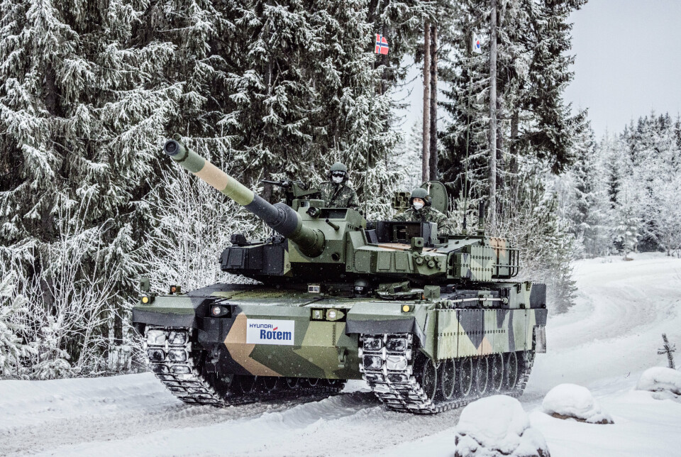 HYUNDAI: Koreanske Hyundai Rotem K2 Black Panther er et av to alternativer når Forsvaret skal få nye stridsvogner. Her testes stridsvognen på norsk vinterføre.